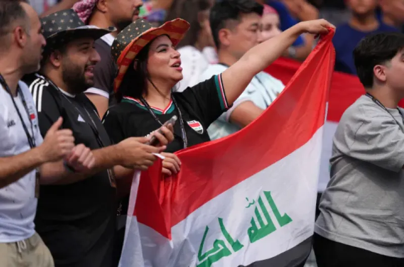 Para penggemar Irak bersorak untuk tim mereka meskipun cuaca buruk dan lawan yang jauh lebih kuat di Stadion Philadelphia