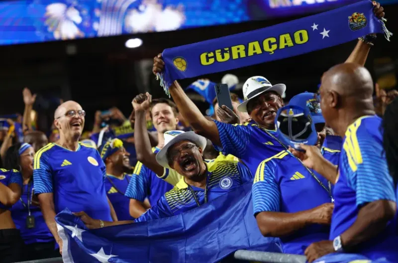 Para penggemar Curacao merayakan kemenangan setelah pertandingan
