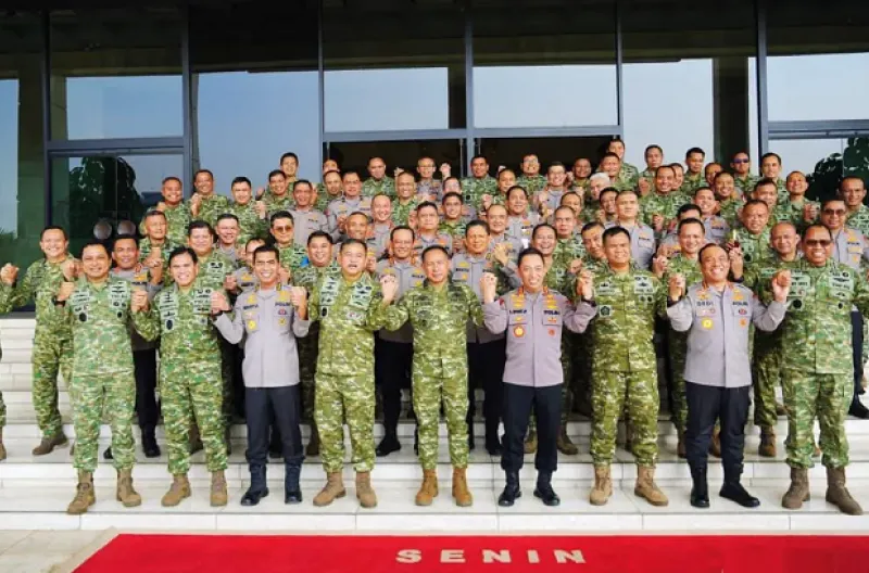 Mabes Polri melakukan silaturahmi dengan Panglima TNI Jenderal Agus Subiyanto di Mabes TNI, Cilangkap, Jakarta Timur, Senin (13/7)