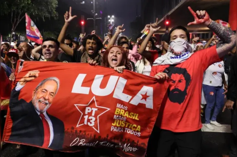 Para pendukung presiden Brasil dan kandidat Luiz Ignacio Lula da Silva berkumpul di Sao Paulo, Brasil.