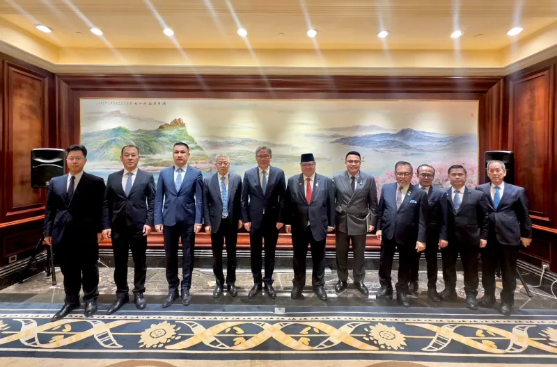 Menteri Koordinator Bidang Perekonomian RI Airlangga Hartarto melakukan pertemuan bilateral dengan Menteri Perdagangan Republik Rakyat Tiongkok Wang Wentao di Shanghai, RRT, Jumat (17/07)