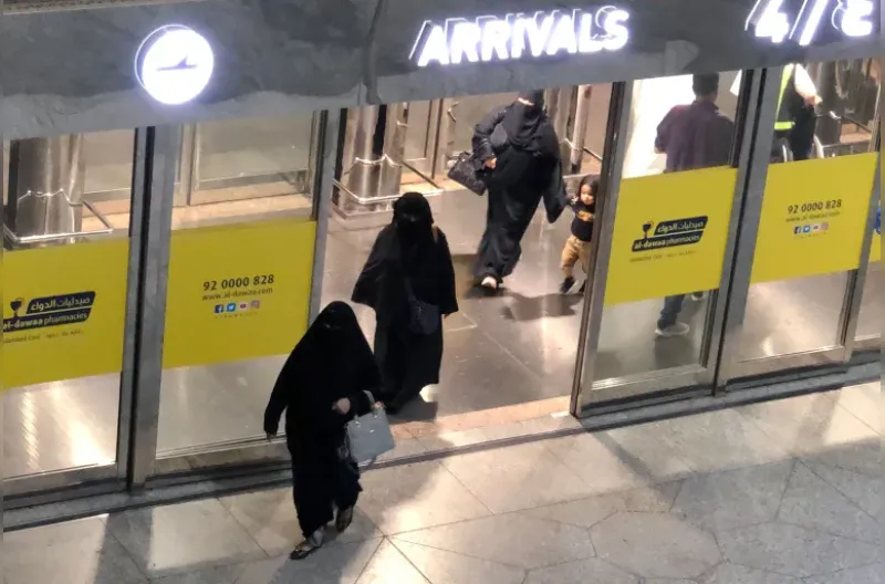 Para wanita Saudi terlihat tiba di Bandara Internasional King Fahd di Dammam, Arab Saudi