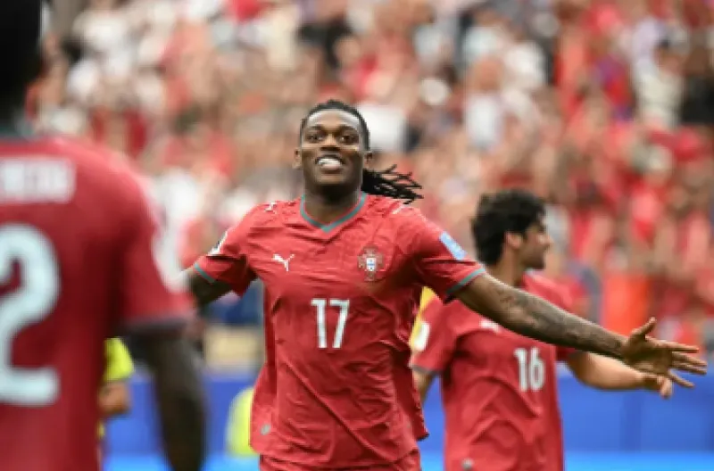 Rafael Leao merayakan setelah mencetak gol kelima timnya