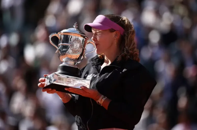 Mirra Andreeva dari Rusia merayakan kemenangannya dengan trofi setelah meraih gelar grand slam pertamanya.