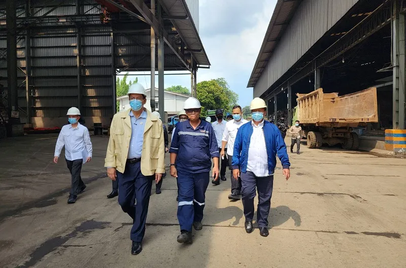 Menteri Keuangan (Menkeu) Purbaya Yudhi Sadewa melakukan inspeksi mendadak (sidak) ke salah satu perusahaan baja asal Tiongkok yang beroperasi di kawasan Pulogadung, Jakarta, Kamis (25/6)