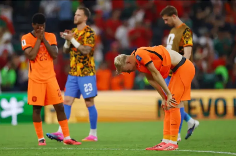 Jan Paul van Hecke dari Belanda tampak kecewa setelah adu penalti saat Belanda tersingkir dari Piala Dunia