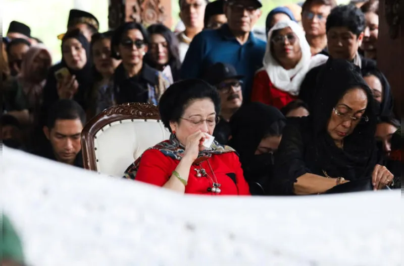 Megawati melihat prosesi pemakaman Guruh Soekarnoputra di TPU Karet Bivak, Jakarta, Sabtu (26/9/2026)