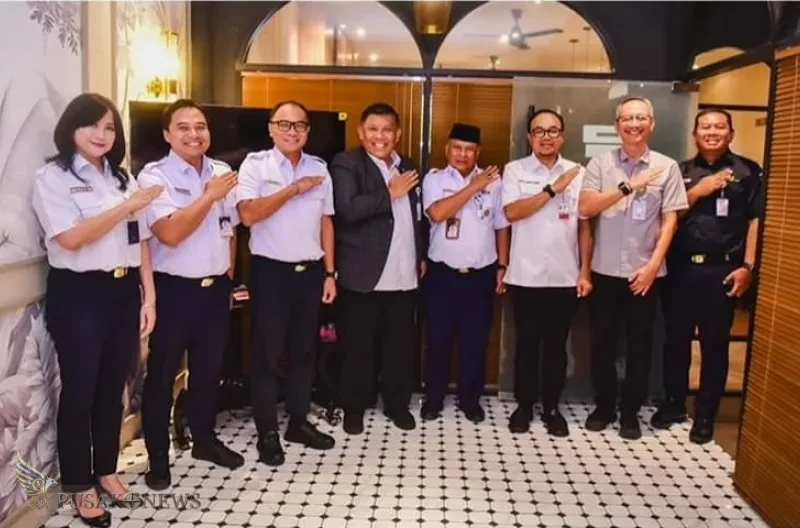 Menjelang pengelolaan perdana layanan Dining Car Whoosh, KAI Services menggelar doa bersama dan menyantuni anak yatim Rabu (3/6) di Loko Cafe Stasiun KCIC Halim