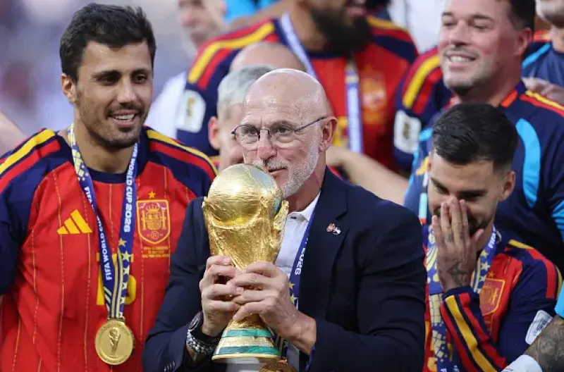 Pelatih Luis de la Fuente juga mencatat sejarah sebagai pelatih tertua yang berhasil menjuarai Piala Dunia. Pada usia 65 tahun 28 hari, ia melampaui rekor Vicente del Bosque yang membawa Spanyol menjadi juara dunia pada 2010.