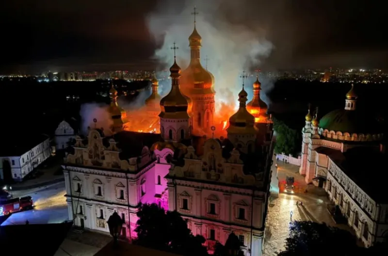 Petugas pemadam kebakaran bekerja di lokasi Katedral Dormisi biara Kyiv Pechersk Lavra, yang terbakar setelah terkena serangan rudal dan pesawat tak berawak Rusia, di Kyiv