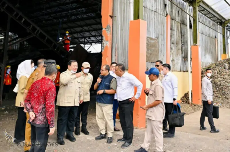 Presiden Prabowo Subianto meninjau Tempat Pengolahan Sampah Terpadu Berwawasan Lingkungan dan Edukasi (TPST BLE) di Kabupaten Banyumas, Provinsi Jawa Tengah, pada Selasa, 28 April 2026.