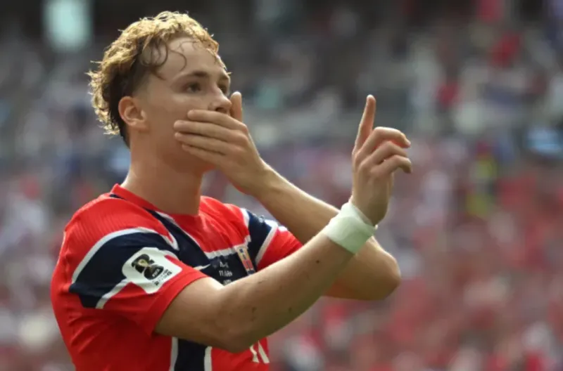 Schjelderup merayakan gol pembuka untuk Norwegia