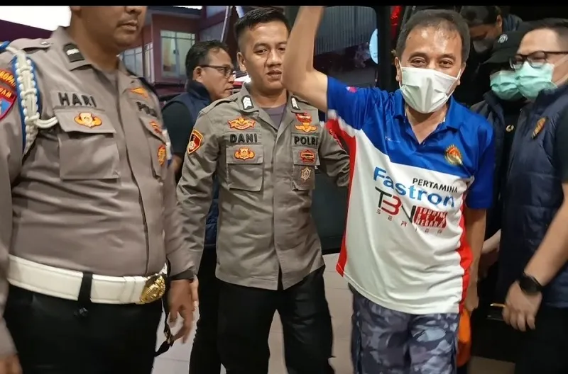 Tersangka kasus dugaan ijazah palsu Presiden ke-7 RI Joko Widodo (Jokowi), Roy Suryo ketika tiba di IGD RS Polri Kramat Jati untuk Jalani Pemeriksaan, Jumat (19/6/2026)