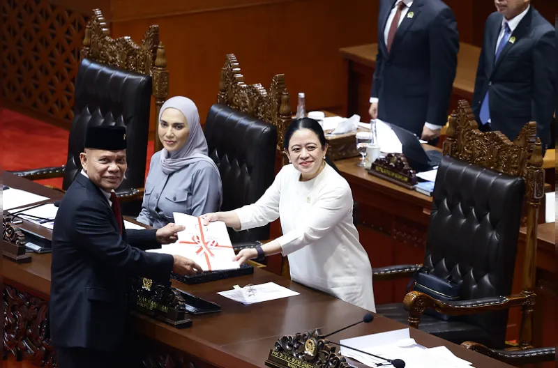 Ketua DPR RI Puan Maharani menerima berkas Pengesahan UU Satu Data Indonesia digelar dalam Rapat Paripurna DPR RI yang ke-9 Masa Persidangan I Tahun Sidang 2026-2027 di Gedung Nusantara II, Kompleks Parlemen, Senayan, Jakarta, Selasa (6/10/2026).