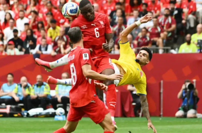 Denis Zakaria dari Swiss beraksi melawan Luis Diaz dari Kolombia