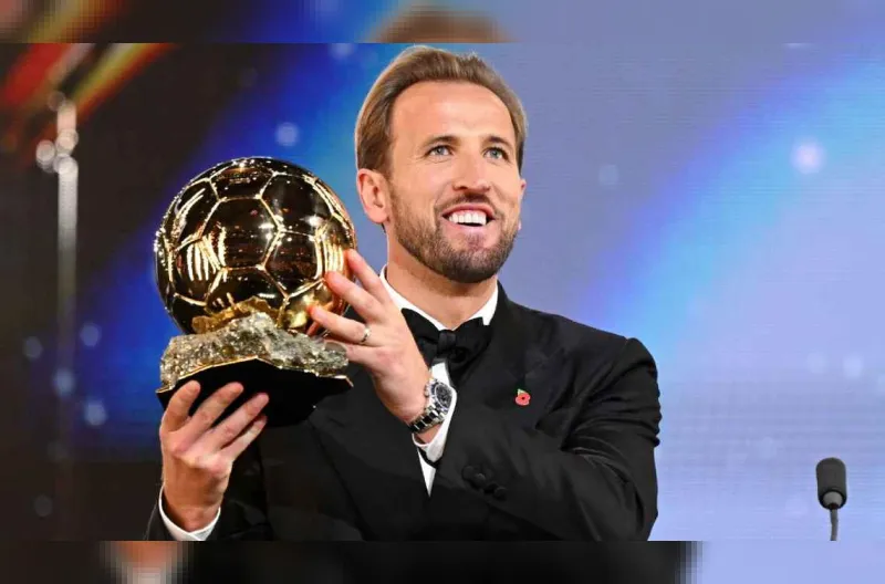 Penyerang Inggris dan Bayern Munich, Harry Kane, bereaksi setelah menerima penghargaan Ballon d'Or untuk pemain sepak bola pria terbaik [
