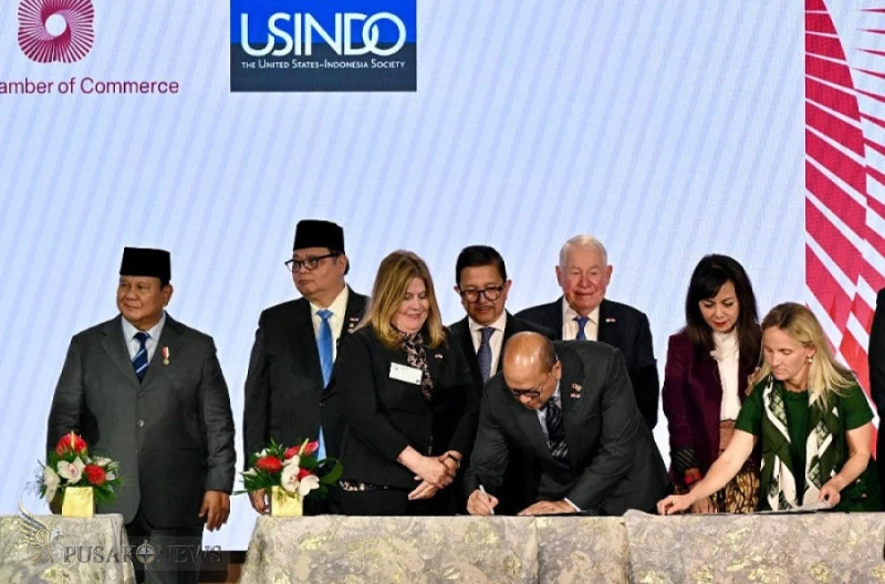Presiden Prabowo Subianto bersama Menko Perekonomian Airlangga Hartarto menyaksikan penandatangan nota kesepahaman (MoU) antara Pertamina dengan Halliburton saat Bussines Summit Gala Iftar Dinner di Washington DC, AS, Rabu (18/2/2026)