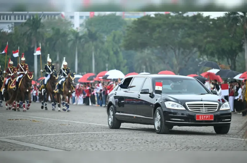 Presiden Republik Arab Mesir, Abdel Fattah El-Sisi, melambaikan tangan dari dalam kendaraannya kepada masyarakat yang menyambutnya di kawasan Monumen Nasional, Jakarta, pada Minggu, 11 Oktober 2026 dalam rangka kunjungan kenegaraannya ke Indonesia.
