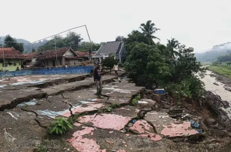 Rumah Retak, Warga Panik! Tanah Bergerak Lumpuhkan Permukiman Majalengka
©PusakoNews.com/red