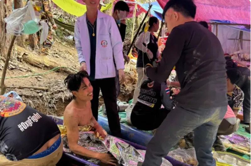 Tim penyelamat berkumpul setelah mengevakuasi warga desa yang terjebak selama lebih dari seminggu di dalam gua yang terendam banjir di provinsi Xaisomboun, Laos