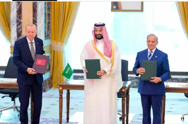 Presiden Recep Tayyip Erdogan, Putra Mahkota Arab Saudi Mohammed bin Salman, dan Perdana Menteri Pakistan Shehbaz Sharif menandatangani perjanjian pertahanan trilateral di Mekah, Arab Saudi