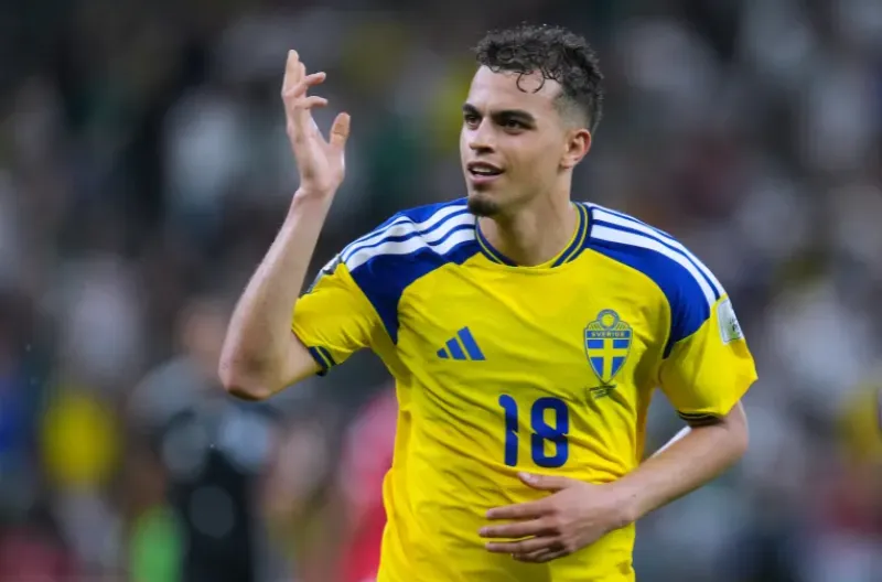 Yasin Ayari dari Swedia merayakan setelah mencetak gol kelima timnya melawan Tunisia