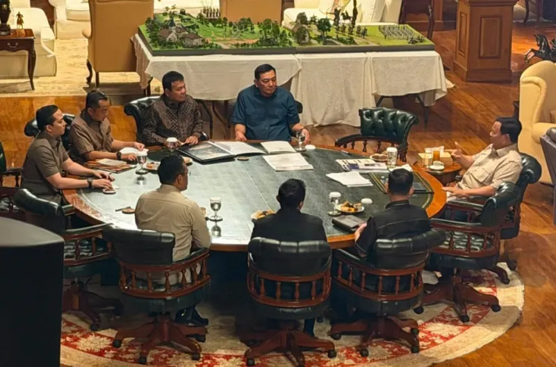 Presiden Prabowo Subianto menerima sejumlah Menteri Kabinet Merah Putih dan Direktur Utama PT Pertamina (Persero) Simon A. Mantiri di kediaman Hambalang, Kabupaten Bogor, Jawa Barat, pada Minggu sore, 9 Agustus 2026.