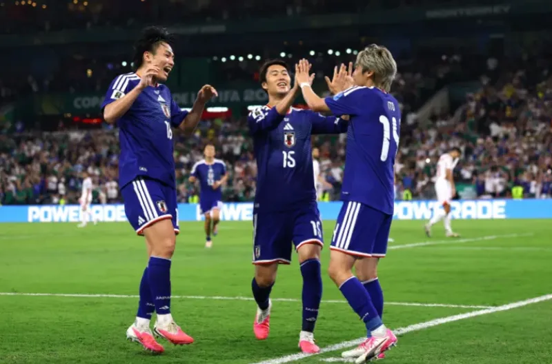 Junya Ito dari Jepang merayakan gol ketiga mereka bersama Ayase Ueda (kiri) dan Daichi Kamada