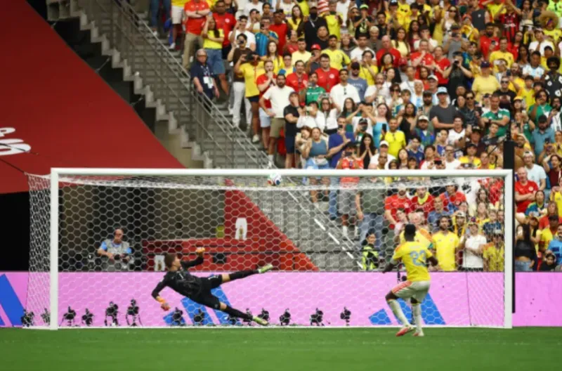Davinson Sanchez dari Kolombia gagal mencetak gol dari titik penalti saat adu penalti