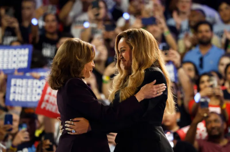 Beyonce (kanan) bergabung dengan Taylor Swift dalam mendukung Kamala Harris menjelang pemilihan umum AS 2024.