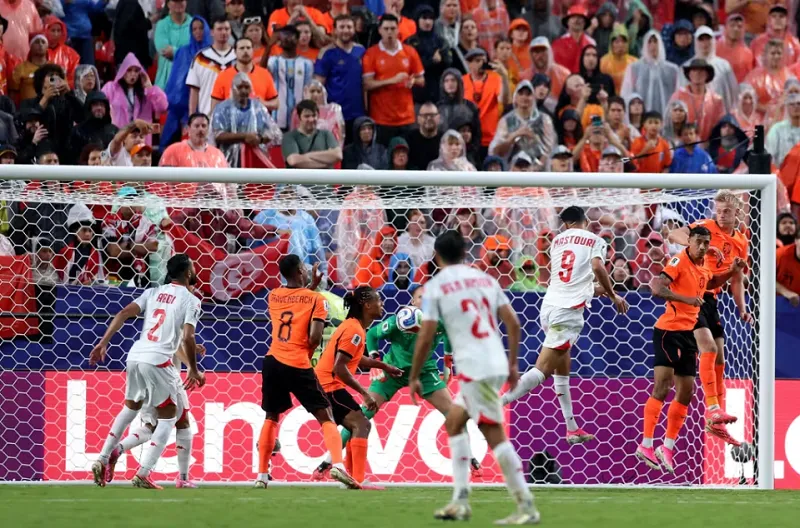 Tunisia akhirnya mampu memperkecil kedudukan pada menit ke-54. Hazem Mastouri sukses menanduk bola yang merubah skor jadi 2-1