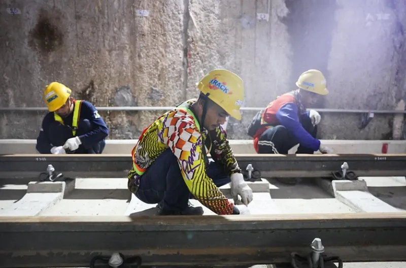 Pekerja melakukan pemasangan rel kereta MRT Jakarta