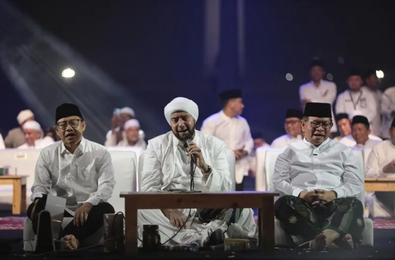 Selawat bersama dipimpin oleh Habib Syech Bin Abdul Qodir Assegaf