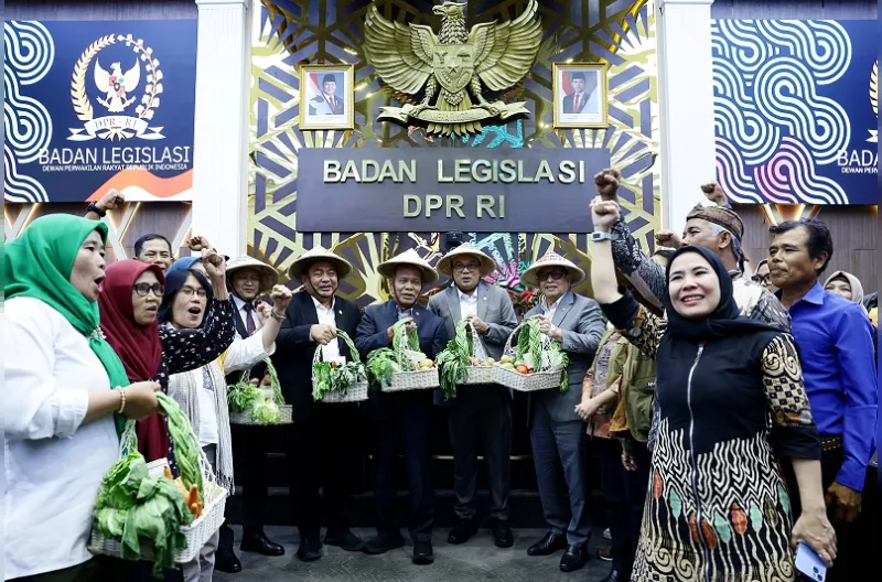 Ketua Badan Legislasi DPR Bob Hasan berfoto bersama para pejuang Reforma Agraria di Ruang Rapat Baleg, Jakarta, Selasa (22/9/2026)