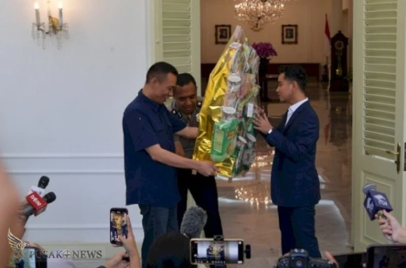 Rismon Sianipar dan Wakil Presiden Gibran
©PusakoNews.com/red