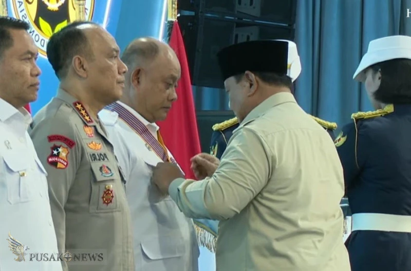 Kepala BGN Dadan Hindayana Terima Bintang Jasa Utama dari Presiden Prabowo
©PusakoNews.com/red