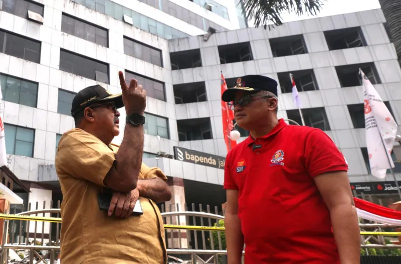 Rano Karno, saat meninjau lokasi kejadian, Minggu (9/8). Dalam tinjauan ini wagub didampingi Kepala Dinas Penanggulangan Kebakaran dan Penyelamatan (Gulkarmat), Komunikasi, Informasi dan Statistik (Kominfotik); Badan Pengembangan Sumber Daya Manusia (BPSD
