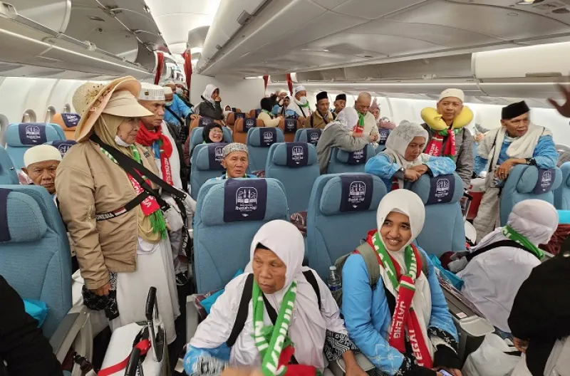 Tangis Haru Sambut Kedatangan Perdana Jemaah Haji Debarkasi Solo