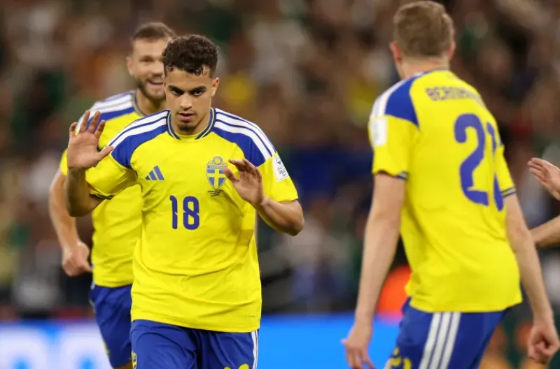 Yasin Ayari tidak ikut serta dalam selebrasi heboh setelah mencetak gol pertamanya dalam pertandingan tersebut